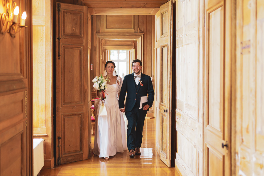 sortie des mariés de la salle de mariage de la mairie chic et élégantes tout en bois de St Pol de Léon