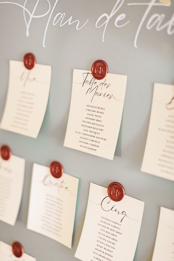 Plan de table chic avec des cachets de cires