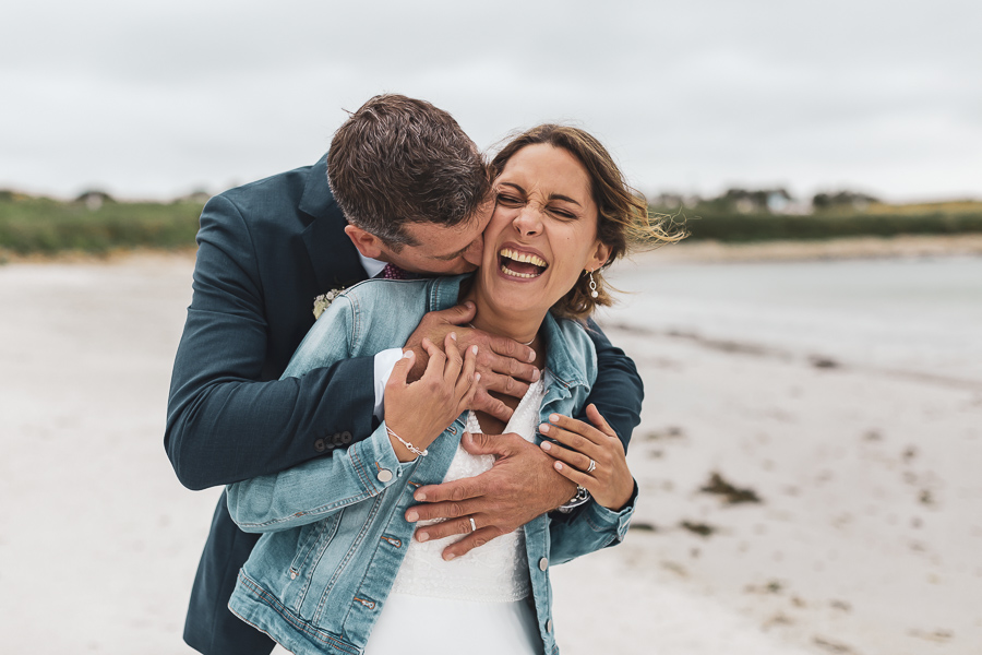 La mariée éclate de rire quand son mari la chatouille