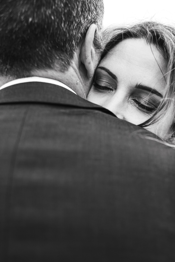 La marié dans le cou de son mari