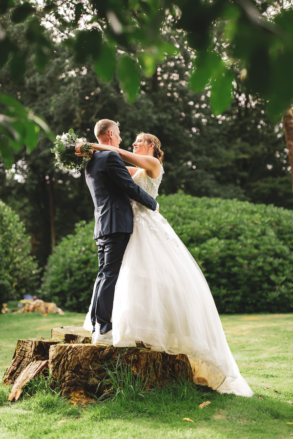 mariés enlacés sur une souche d'arbre dans le jardin du chateau de kerezellec