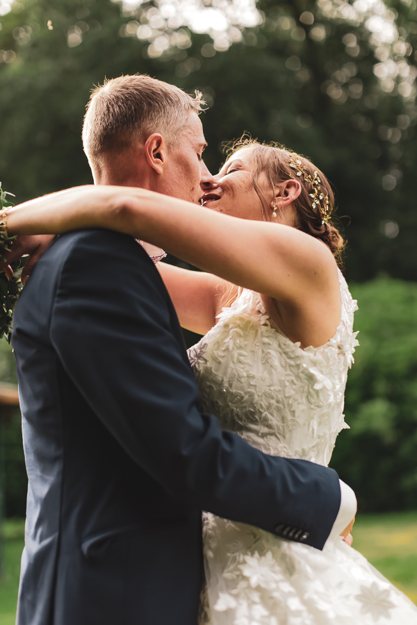 Mariés enlacés qui s'embrassent dans les jardin du chateau de Kerezellec
