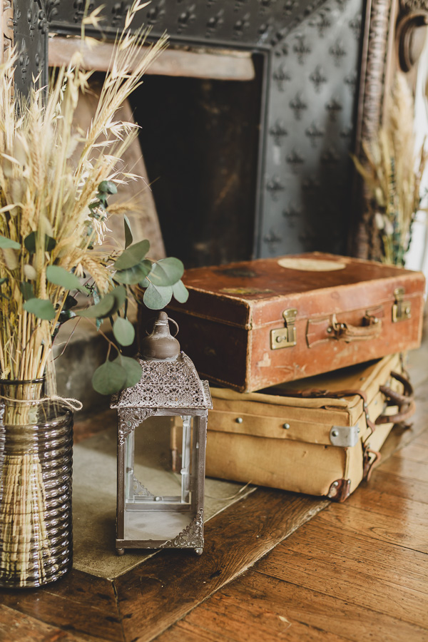 Décoration pour la cérémonie laique avec des valises et des fleurs séchées sur le thème du voyage