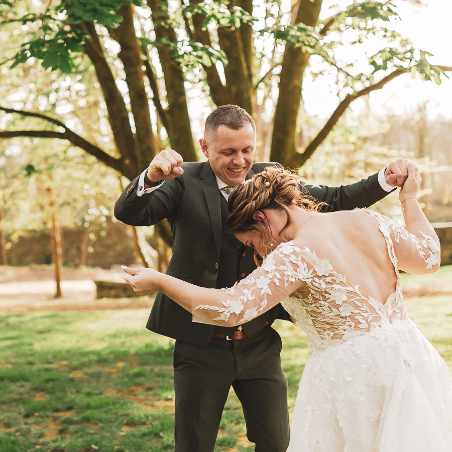 Les mariés dansent et s'amusent ensembles. Spontanéité et naturel dans le jardin du manoir de Kerleguer