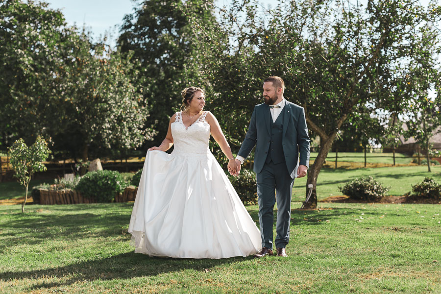 Les mariés se regardent et sont complices dans les vergers du manoir de Kerellou