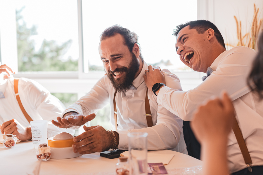 Eclat de rire lors des jeux pendant le repas. Salle Les terrasses du Val