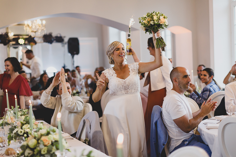 La mariés danse et fête son entrée pour le début du repas au chateau de Kerezellec