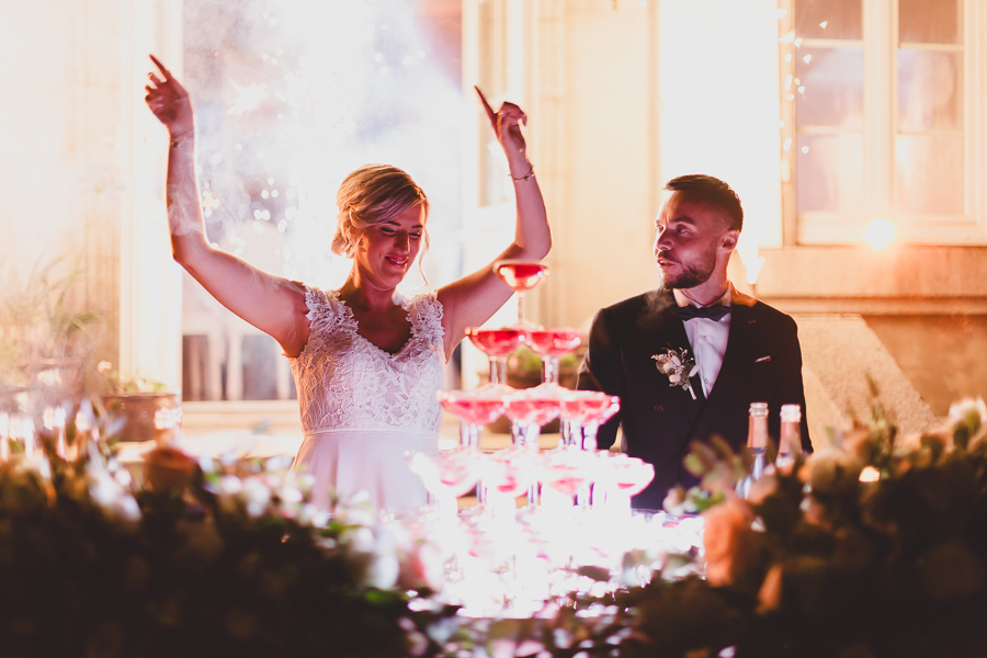 Les mariés dansent pendant la fontaine de champagne. Effet avec les lumières au château de kerezellec