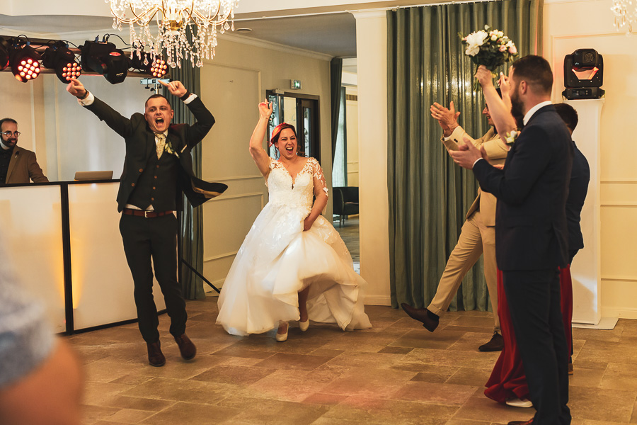 Entrée des mariés dans la salle avec beaucoup de joie et d'entrain au Manoir de Kerleguer