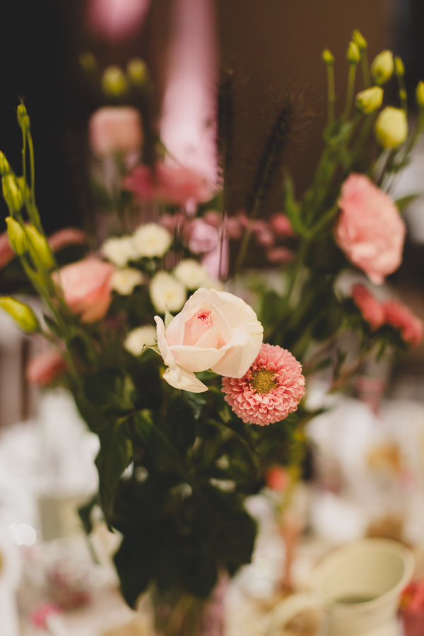 bouquet avec des fleurs roses pales pour la décoration des tables