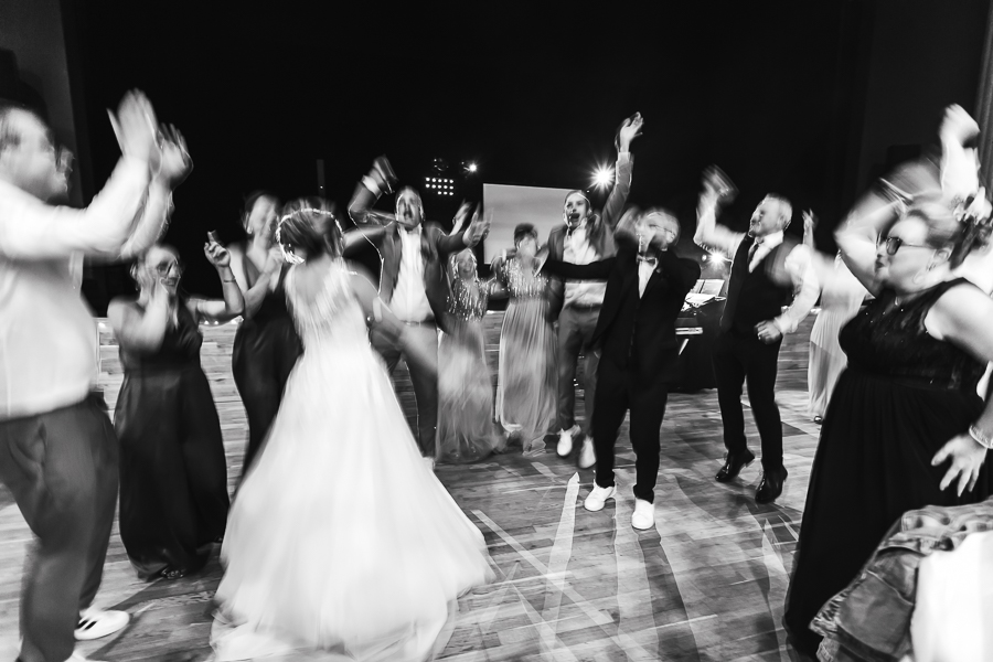 les mariée dansent avec leurs invités, photo créative avec effet