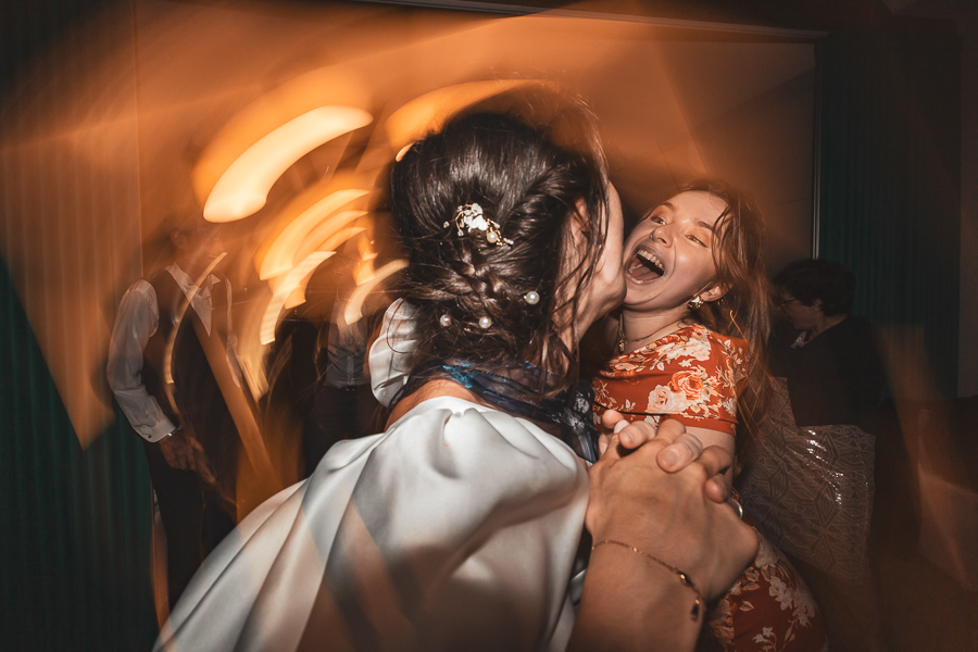 soirée dansante, la mariée danse avec un proche et s'amusent. Effet créatif avec les lumières. Ile de batz