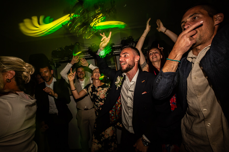 soirée dansante où tout le monde danse et s'amuse, photo créative avec des lumières à Kerezellec