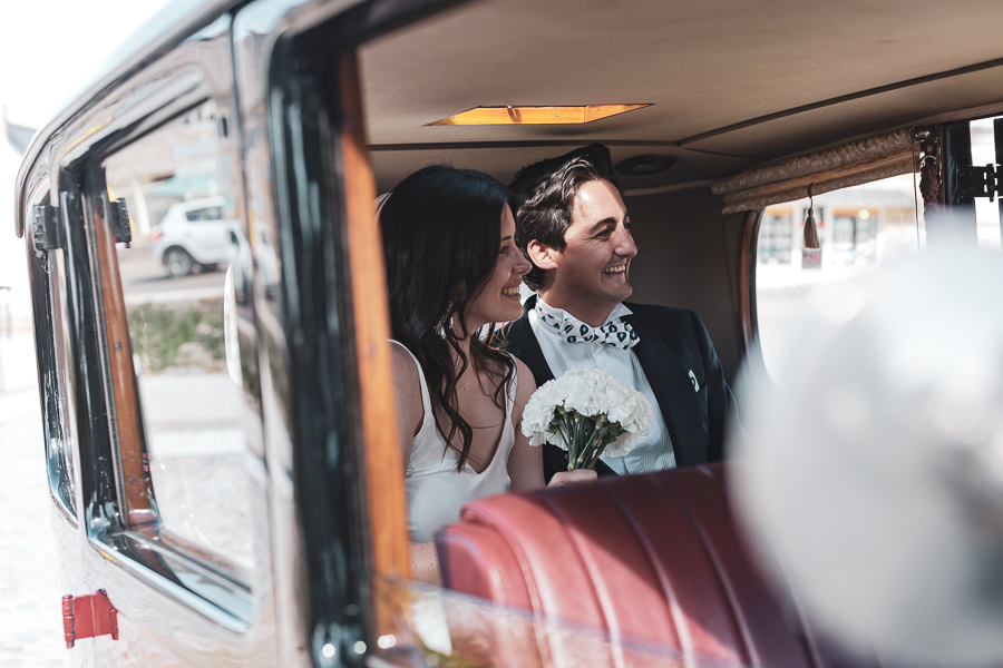 les mariés dans une voiture ensemble heureux et souriants à Trébeurden