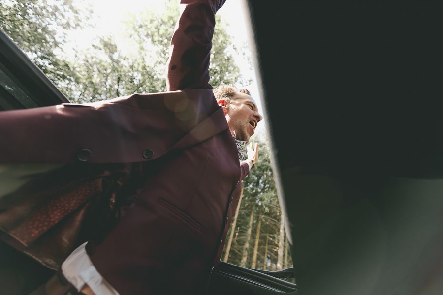 mariés criant de liberté par le toit ouvrant de la voiture - Kerezellec