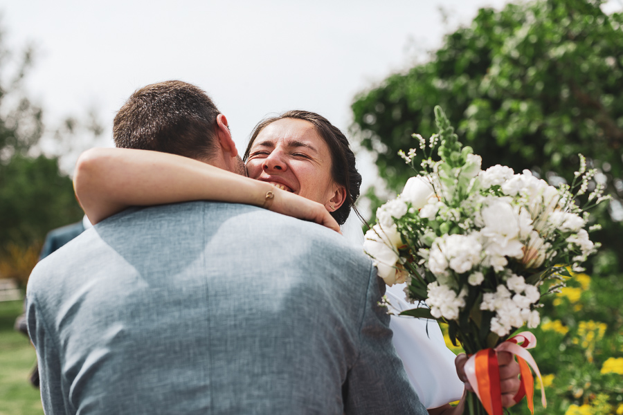 mariée enlace un proche, émotion joie larme de joie