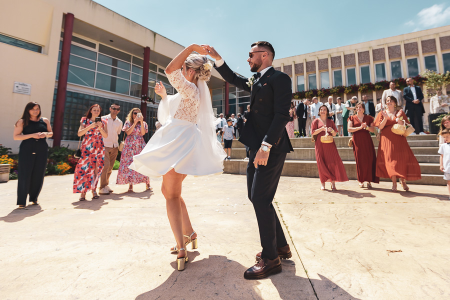 couple de mariés dansant sur le parvis de la mairie - Guilers