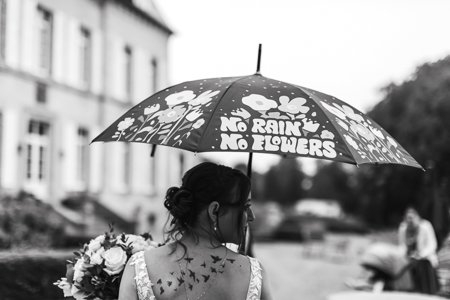 mariée sous son parapluie