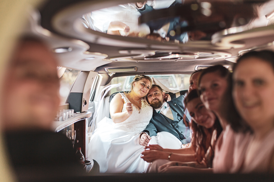 couple de mariés dans une limousine