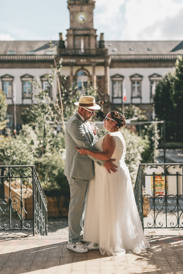 La mariés complices dans le kiosque devant la mairie de Morlaix