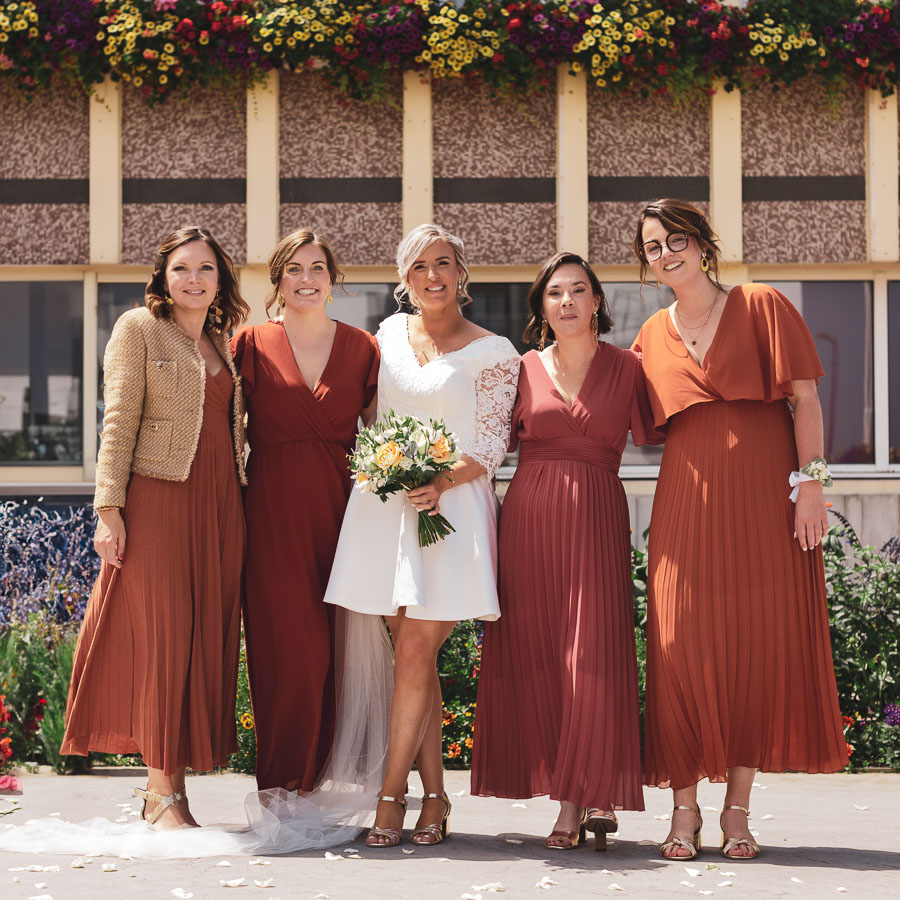 photos de groupe chic et élégante de la mariée et ses demoiselles d'honneur dans les couleurs terra cotta