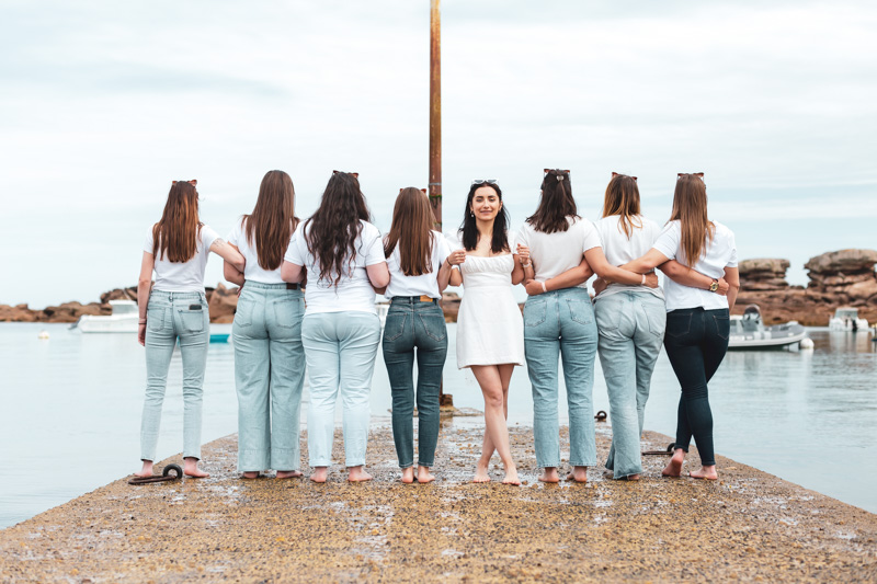 les filles sont de dos et la futures mariée de face sur la cale à Trégastel