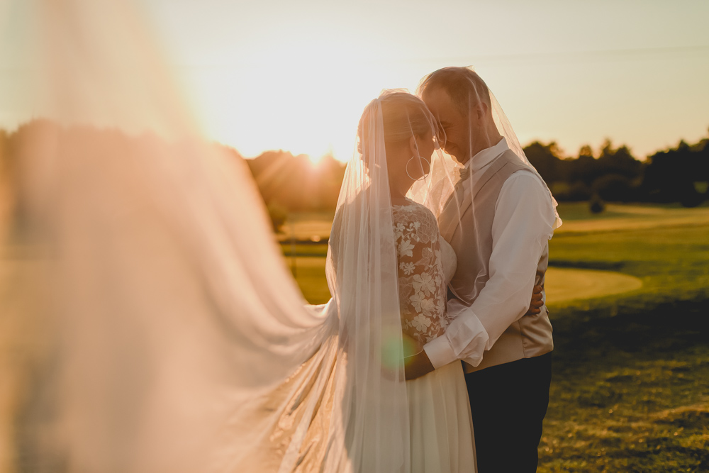 couple en tete a tete dans le soleil