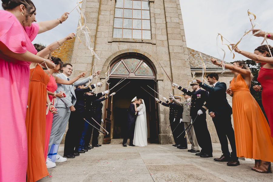 les mariés marchent en s'amusant, noir et blanc, editorial
