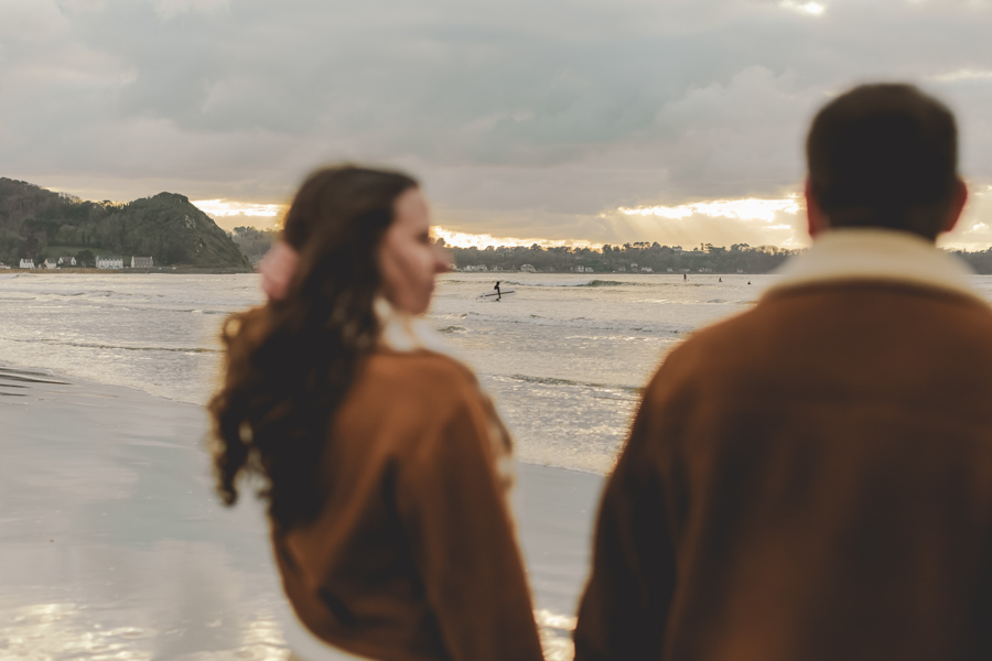 décors mer, surfeur, coucher de soleil seance photo couple en bretagne