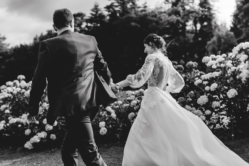 les mariés marchent en s'amusant, noir et blanc, editorial