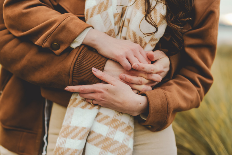 main dans la main, couple enlacé