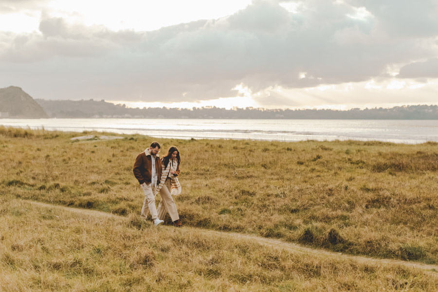 couple marche dans les dunes, tendresse et complicité pendant la seance photo, paysage sauvage bretagne
