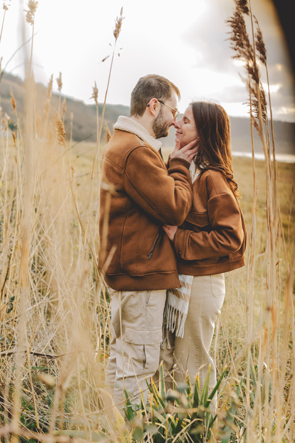 couple marche dans les dunes, tendresse et complicité pendant la seance photo