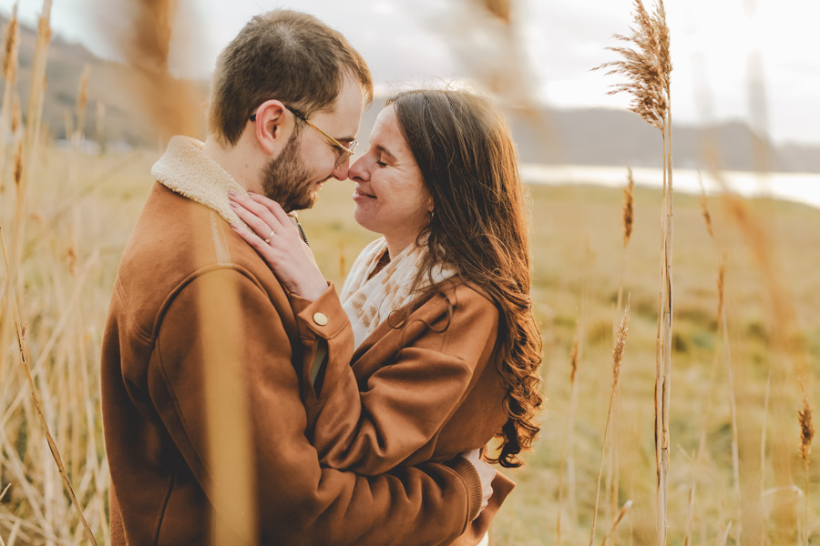 couple marche dans les dunes, tendresse et complicité pendant la seance photo