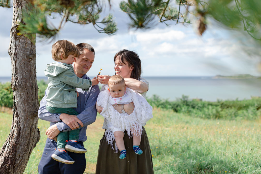 seance photo en famille à l'extérieur au bord de la mer Tredrez locquemeau