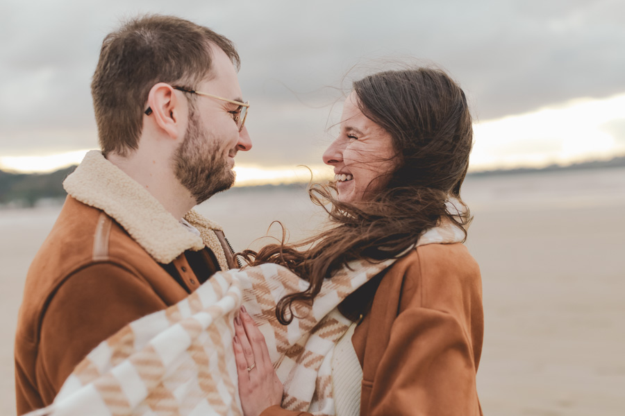 couple amoureux s'amuse a la plage pendant la seance photo