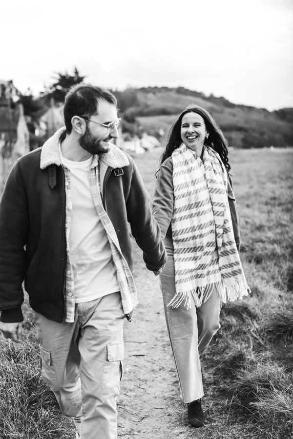 couple marche dans les dunes, tendresse et complicité pendant la seance photo