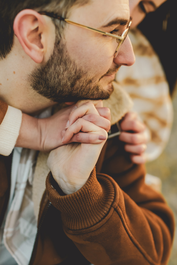 couple tendre et amoureux se tiennent la main