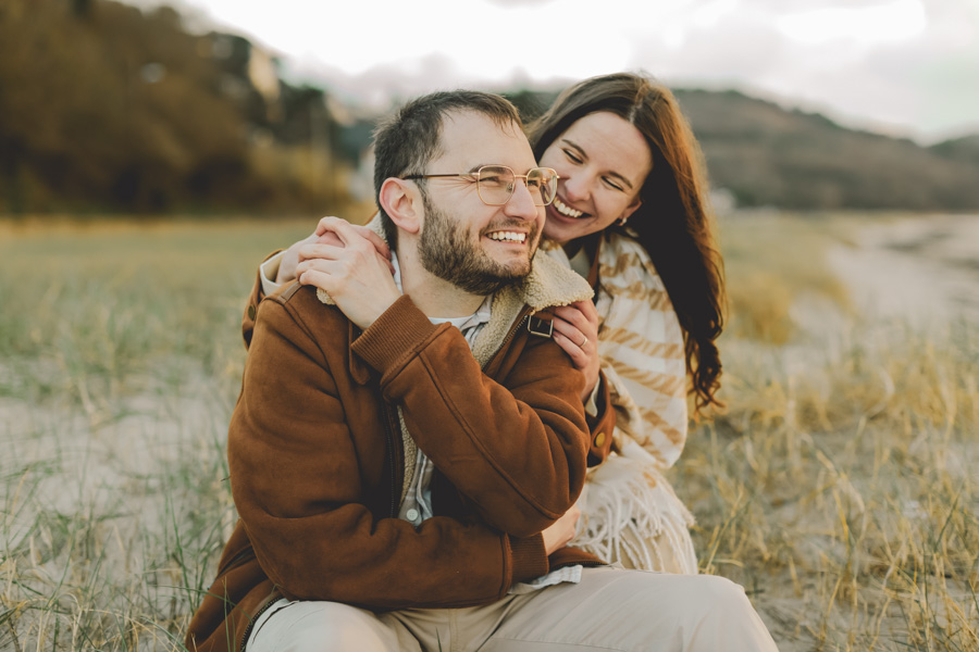 couple assis dans les dunes, tendresse et complicité pendant la seance photo