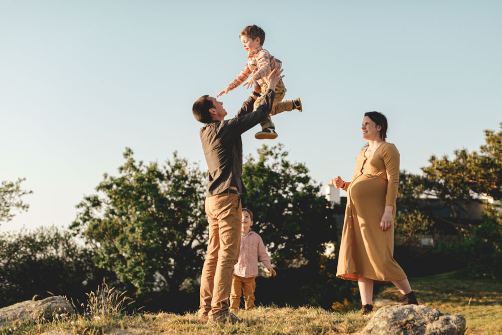seance photo joyeuse en famille à l'extérieur grossesse golden hour