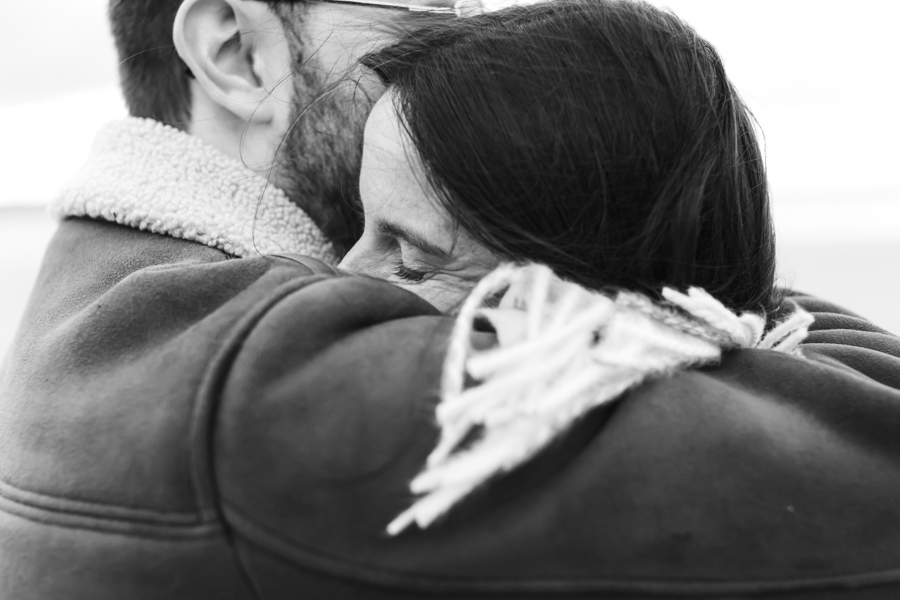 dans les bras l'un de l'autre, seance couple plage