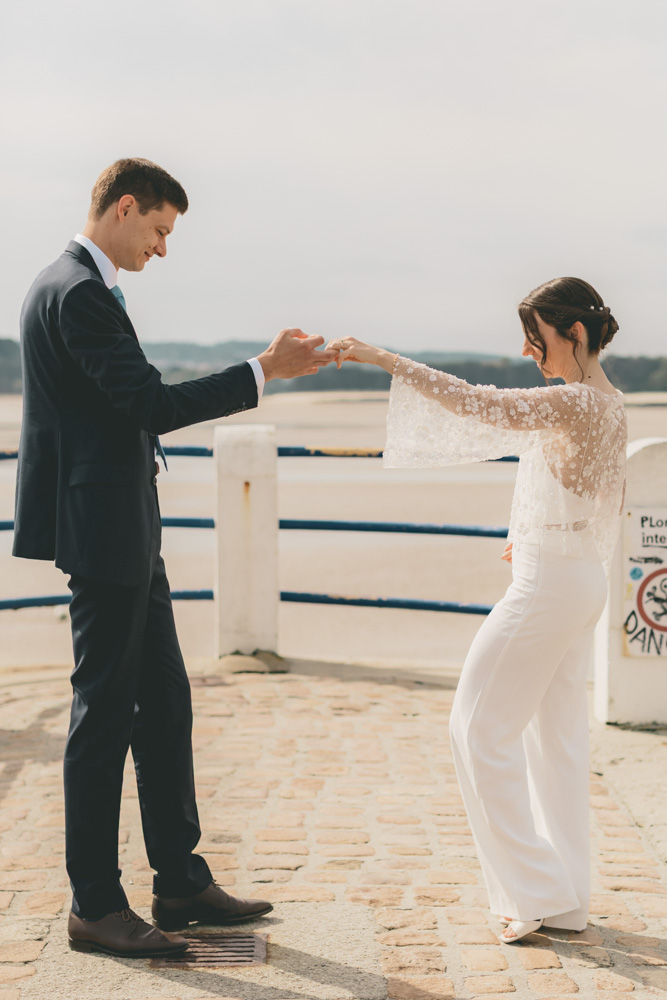 couple marié font quelques pas de danse