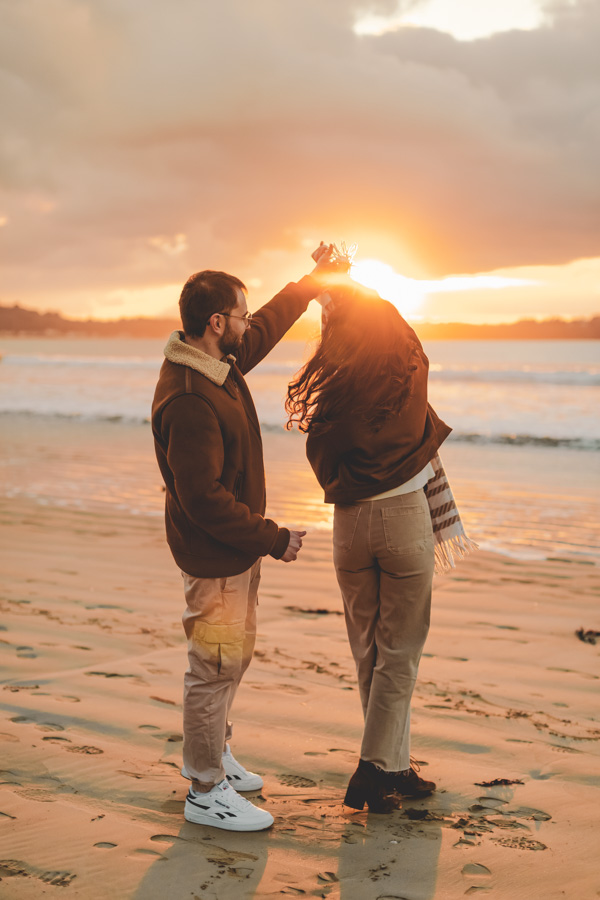 quelques pas de danse de ce jeune couple sur la plage, entrainement mariage