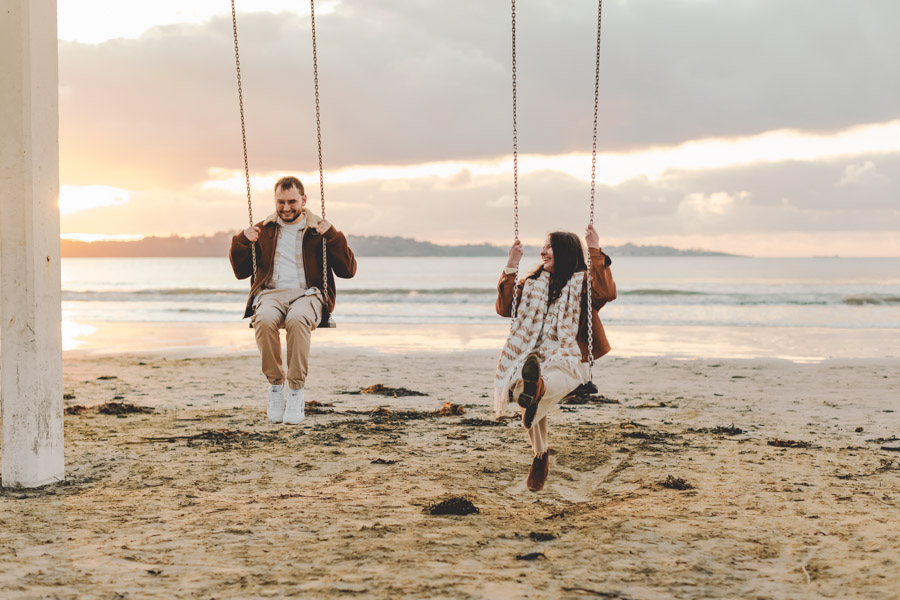 moment fun et romantique, grande balancoire sur la plage, seance couple Saint michel en greve