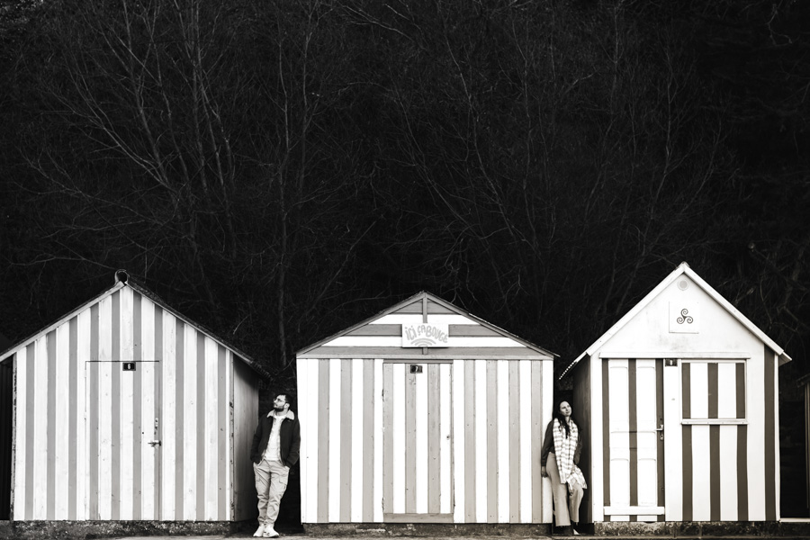 photo de couple moderne devant les cabines de plages a st michel en greve