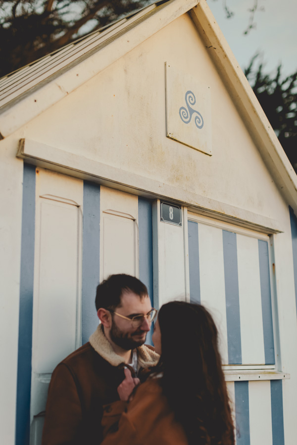 moment complice en couple devant les cabines de plages bretonnes