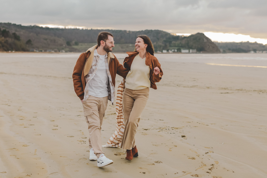 couple complice s'amuse a la plage pendant la seance photo
