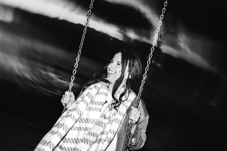 moment fun et romantique, grande balancoire sur la plage, seance couple Saint michel en greve