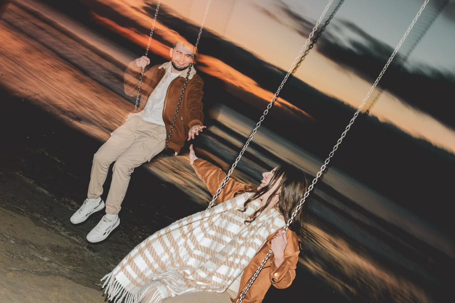 moment fun et romantique, grande balancoire sur la plage, seance couple Saint michel en greve