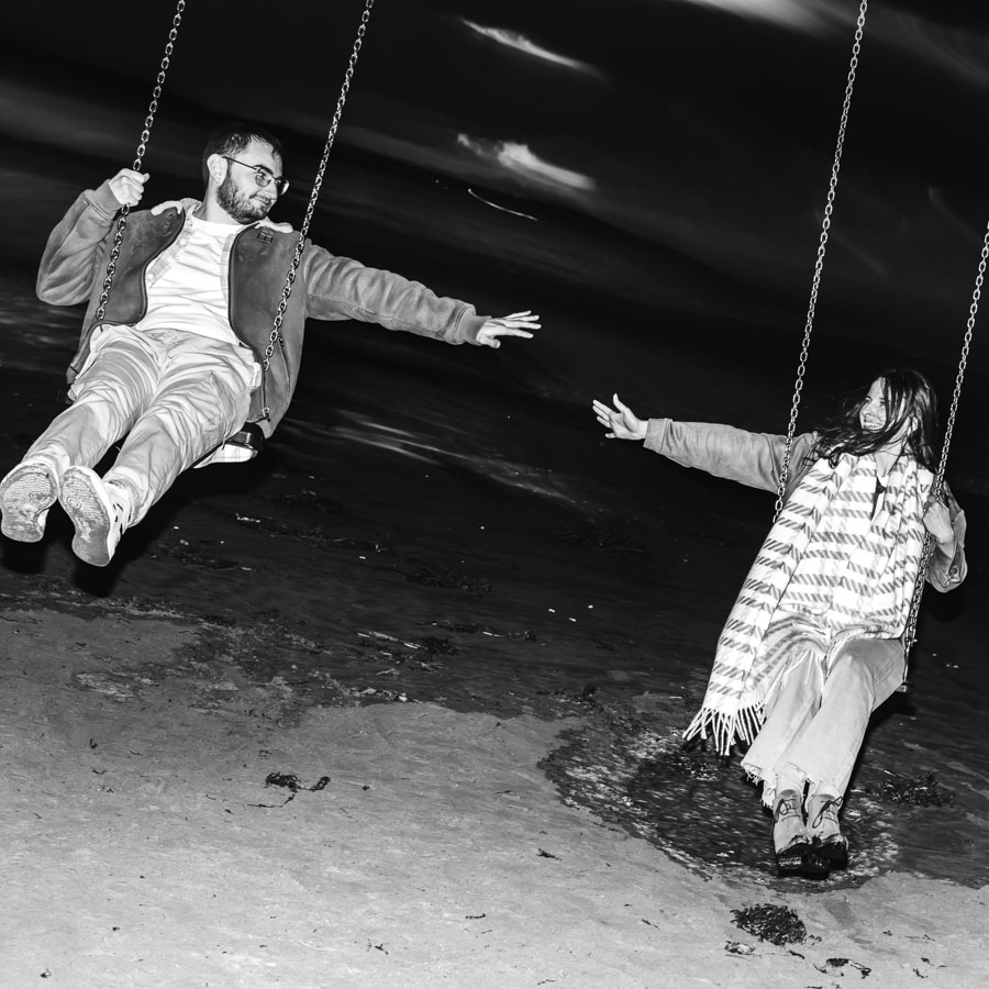 moment fun et romantique, grande balancoire sur la plage, seance couple Saint michel en greve